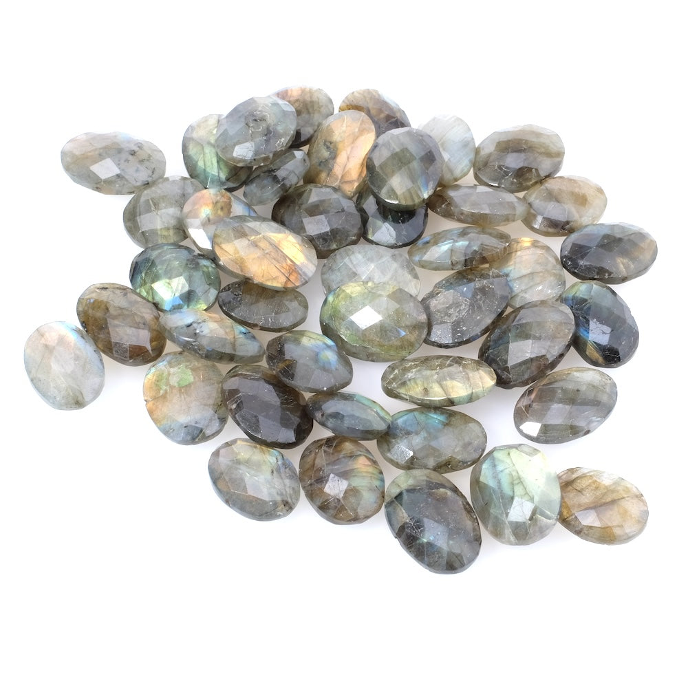 Perle en pierre naturelle facettée ovale en Labradorite