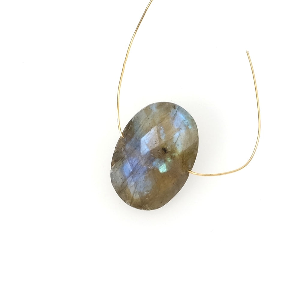 Perle en pierre naturelle facettée ovale en Labradorite