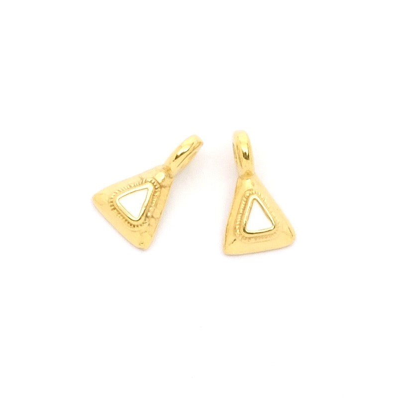 2 petits Pendentifs triangle ethnique émaillé blanc 24K