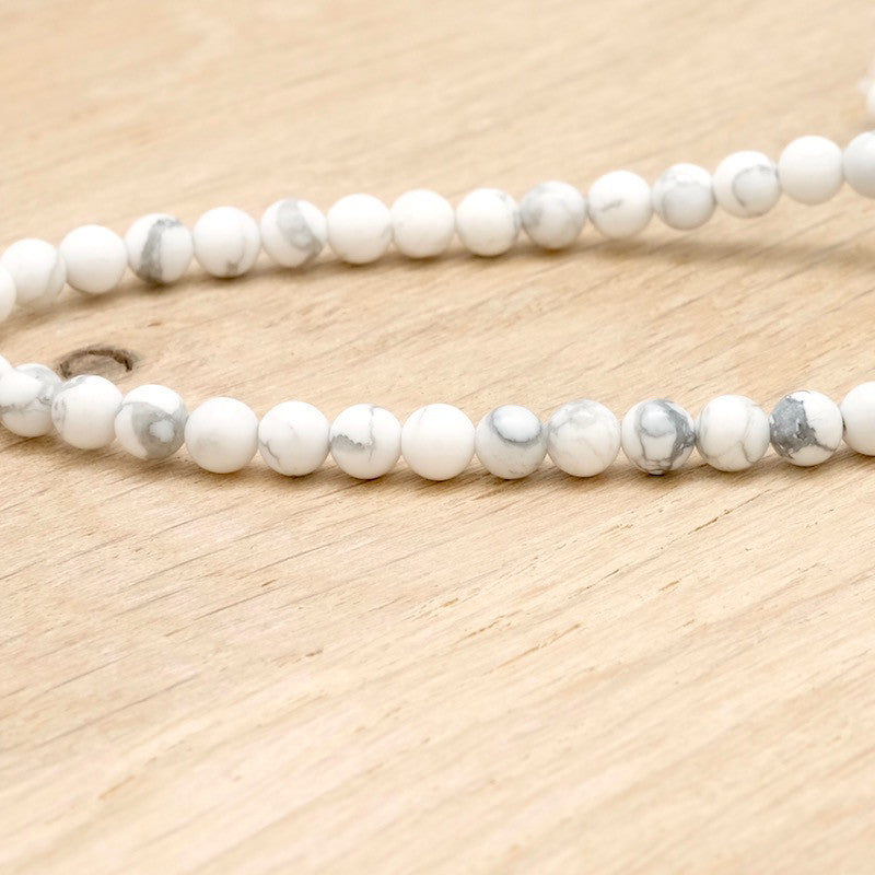 Fil de 40 perles 4mm de Howlite naturelles effet marbré blanc gris